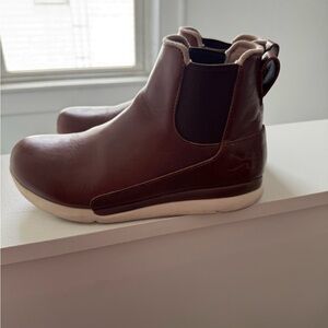Brown Kuru boots size 8.5 EUC